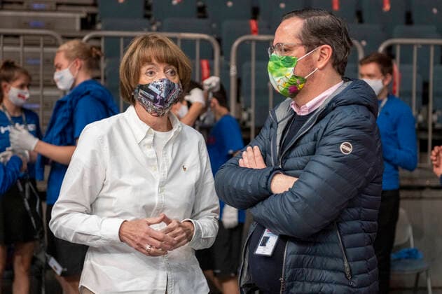 In the Henriette Reker OB KOELN Winning ceremony of Alexander ZVEREV GER , Alexander ZVEREV GER vs Felix AUGER ALIASSIME CAN , TENNIS, bett1hulks Indoor, FINALE, 18 10 2020, GER, TENNIS, ATP TOUR, bett1hulks Indoor, FINALE, Alexander ZVEREV GER vs Felix AUGER ALIASSIME CAN , 18 10 2020 KOELN Copyright: xEibnerxPressefotox xBenjaminxSOELZERx EP_BSO