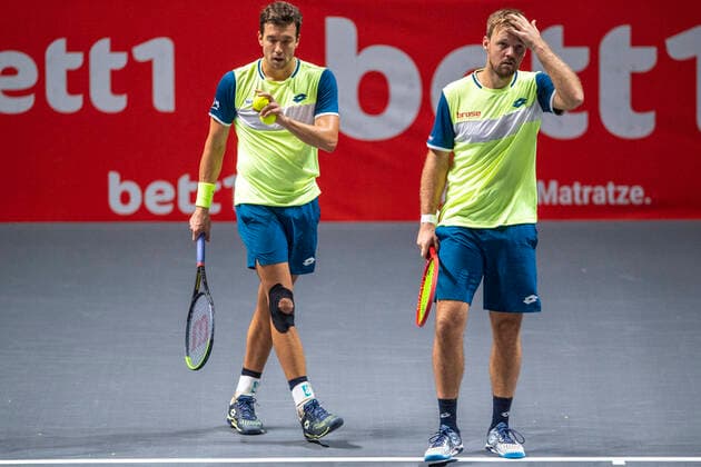 In the Andreas MIES GER and Kevin KRAWIETZ GER , Kevin KRAWIETZ GER , Andreas MIES GER vs Alexander ZVEREV GER , Mischa ZVEREV GER , TENNIS, bett1HULKS Championship, 22 10 2020, GER, TENNIS, ATP TOUR, bett1HULKS Championship, Kevin KRAWIETZ GER , Andreas MIES GER vs Alexander ZVEREV GER , Mischa ZVEREV GER , 22 10 2020 KOELN Copyright: xEibnerxPressefotox xBenjaminxSOELZERx EP_BSO
