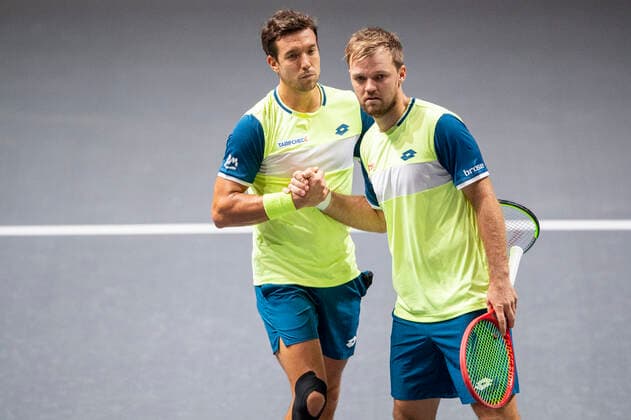 Andreas MIES GER and Kevin KRAWIETZ GER , Kevin KRAWIETZ GER , Andreas MIES GER vs Alexander ZVEREV GER , Mischa ZVEREV GER , TENNIS, bett1HULKS Championship, 22 10 2020, GER, TENNIS, ATP TOUR, bett1HULKS Championship, Kevin KRAWIETZ GER , Andreas MIES GER vs Alexander ZVEREV GER , Mischa ZVEREV GER , 22 10 2020 KOELN Copyright: xEibnerxPressefotox xBenjaminxSOELZERx EP_BSO