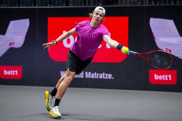 In Denis SHAPOVALOV CAN , Denis SHAPOVALOV CAN vs Gilles SIMON FRA , TENNIS, bett1HULKS Championship, 22 10 2020, GER, TENNIS, ATP TOUR, bett1HULKS Championship, Denis SHAPOVALOV CAN vs Gilles SIMON FRA , 22 10 2020 COLOGNE Copyright: xEibnerxPressefotox xBenjaminxSOELZERx EP_BSO