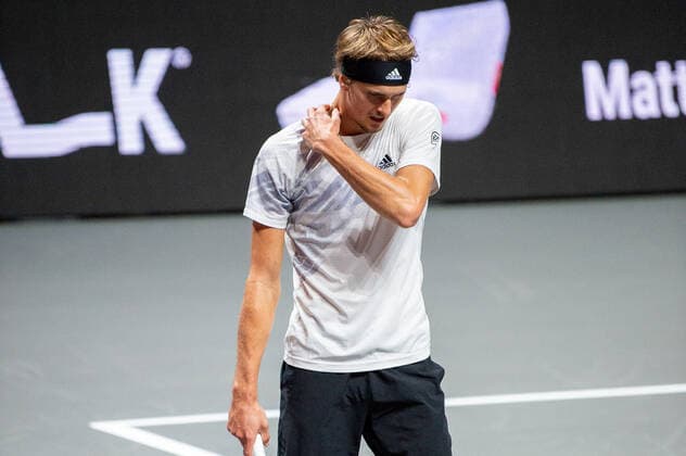 In Alexander ZVEREV GER, the referee complains about the tight decision on the HawkEyes are not correct, Alexander ZVEREV GER vs Jannik SINNER ITA , TENNIS, bett1hulks Indoor, 24 10 2020, GER, TENNIS, ATP TOUR, bett1hulks Championship, Alexander ZVEREV GER vs Jannik SINNER ITA , 24 10 2020 Copyright: xEibnerxPressefotox xBenjaminxSOELZERx EP_BSO