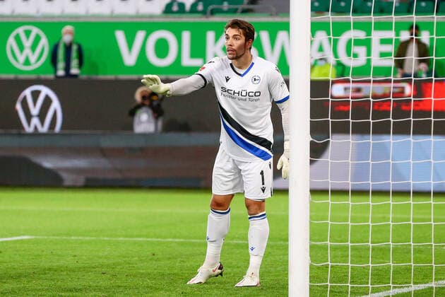 25 10 2020, xtgx, Fussball 1 Bundesliga, VfL Wolfsburg Arminia Bielefeld emspor, v l Stefan Ortega Moreno Bielefeld, 1 Clipping, single frame, whole body, single frame gives instructions, gesticulate, gives instructions DFL DFB REGULATIONS PROHIBIT ANY USE OF PHOTOGRAPHS as IMAGE SEQUENCES and or QUASI VIDEO Wolfsburg