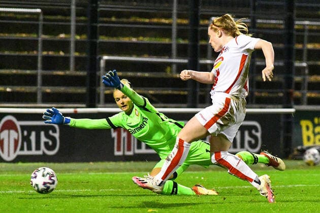 v li Anna Klink Goalkeeper, B04, 1 , Amber Barett Köln, 22 scored the winning goal for the 1 0 , Goal, Goalscoring, Action, Action, Game Scene , 01 11 2020, Cologne Germany , Football, DFB Pokal Frauen, 2 Round, 1 FC Köln Bayer 04 Leverkusen, DFB DFL REGULATIONS PROHIBIT ANY USE OF PHOTOGRAPHS AS IMAGE SEQUENCES AND OR QUASI VIDEO xmhx