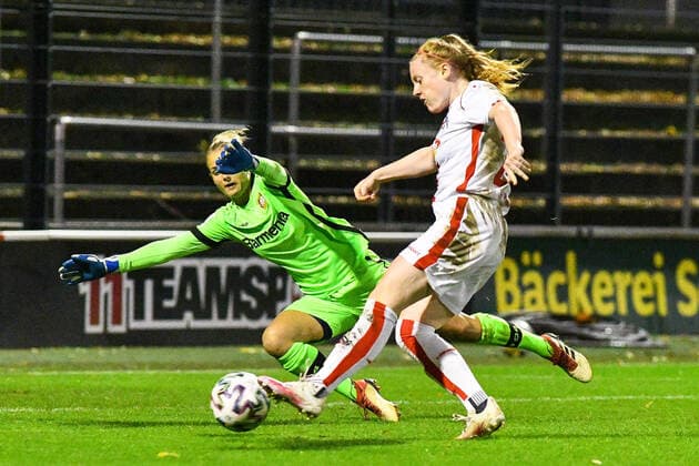 v li Anna Klink Goalkeeper, B04, 1 , Amber Barett Köln, 22 scores the winning goal for the 1 0 , Goal, Goalscoring, Action, Action, Game scene, 01 11 2020, Köln Germany , Football, DFB Pokal Frauen, 2 Round, 1 FC Köln Bayer 04 Leverkusen, DFB DFL REGULATIONS PROHIBIT ANY USE OF PHOTOGRAPHS AS IMAGE SEQUENCES AND OR QUASI VIDEO xmhx