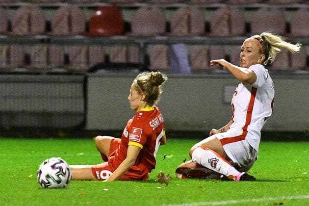 From left to right Henrike Sahlmann B04, 6 , Mandy Islacker Köln, 8 Passes to Amber Beret Köln, 22, not pictured, not pictured , who scored the winning goal, Action, Action, Game scene, 01 11 2020, Köln Germany , Football, DFB Pokal Frauen, 2 Round, 1 FC Köln Bayer 04 Leverkusen, DFB DFL REGULATIONS PROHIBIT ANY USE OF PHOTOGRAPHS AS IMAGE SEQUENCES AND OR QUASI VIDEO xmhx