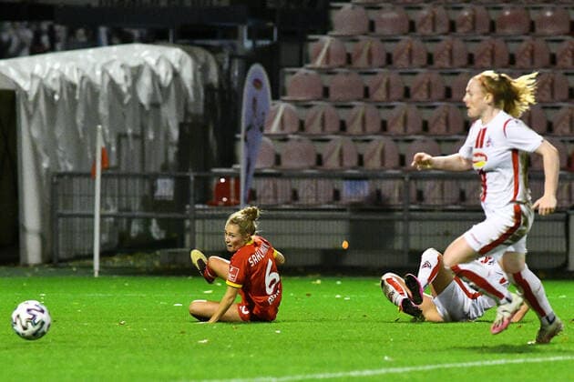 From left to right Henrike Sahlmann B04, 6 , Mandy Islacker Köln, 8 Passes to Amber Barett Köln, 22, right , who scores the winning goal, Action, Action, Game scene, 01 11 2020, Köln Germany , Football, DFB Pokal Frauen, 2 Round, 1 FC Köln Bayer 04 Leverkusen, DFB DFL REGULATIONS PROHIBIT ANY USE OF PHOTOGRAPHS AS IMAGE SEQUENCES AND OR QUASI VIDEO xmhx