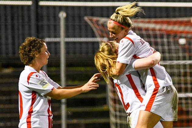 v li Anja Pfluger Köln, 20 , Amber Barett Köln, 22 scored the goal to 1 0, Mandy Islacker Köln, 8 gave the template, goal, goal success, action, action, game scene, cheer about a goal, cheer, goal cheer, goal success, celebrate the goal, goal, celebration, cheering over the goal, optimistic, action, action, 01 11 2020, Cologne Germany , Football, DFB Pokal Frauen, 2 Round, 1 FC Köln Bayer 04 Leverkusen, DFB DFL REGULATIONS PROHIBIT ANY USE OF PHOTOGRAPHS AS IMAGE SEQUENCES AND OR QUASI VIDEO xmhx