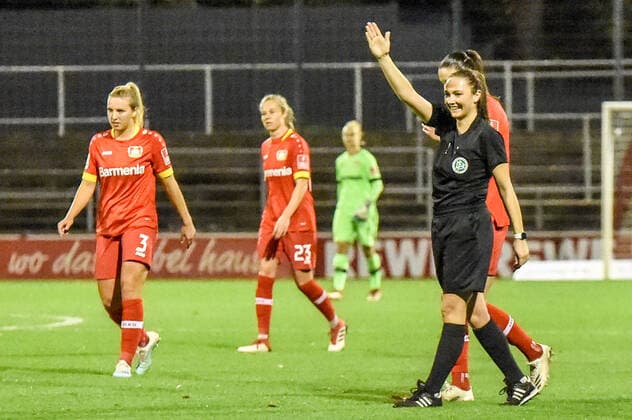 Vanessa Arlt referee laughs, laughs, happy, radiant, optimistic, gives instructions, gesticulate, gesticulate with arms, gives instructions, gesticulate, 01 11 2020, Cologne Germany , Football, DFB Pokal Frauen, 2 Round, 1 FC Köln Bayer 04 Leverkusen, DFB DFL REGULATIONS PROHIBIT ANY USE OF PHOTOGRAPHS AS IMAGE SEQUENCES AND OR QUASI VIDEO xmhx