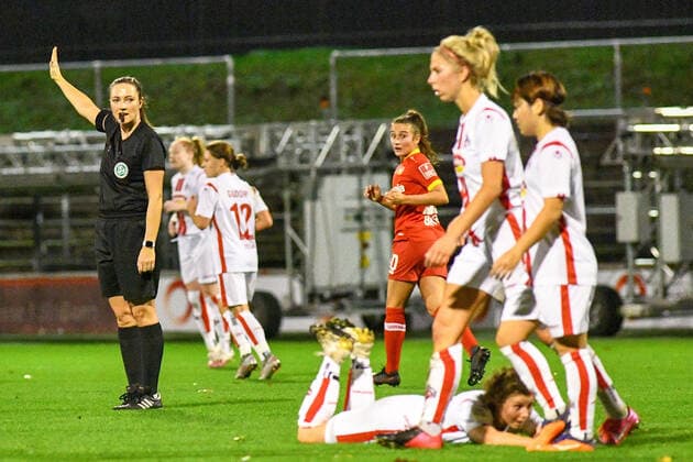 Vanessa Arlt referee gives instructions, gesticulate, gesticulate with the arms, gives instructions, gesticulate, 01 11 2020, Cologne Germany , Football, DFB Pokal Frauen, 2 Round, 1 FC Köln Bayer 04 Leverkusen, DFB DFL REGULATIONS PROHIBIT ANY USE OF PHOTOGRAPHS AS IMAGE SEQUENCES AND OR QUASI VIDEO xmhx