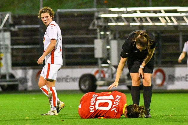 v l Anja Pfluger Köln, 20 , Milena Nikolic B04, 10 , Foul, Foulspiel, 01 11 2020, Köln Germany , Soccer, DFB Pokal Frauen, 2 Round, 1 FC Köln Bayer 04 Leverkusen, DFB DFL REGULATIONS PROHIBIT ANY USE OF PHOTOGRAPHS AS IMAGE SEQUENCES AND OR QUASI VIDEO xmhx