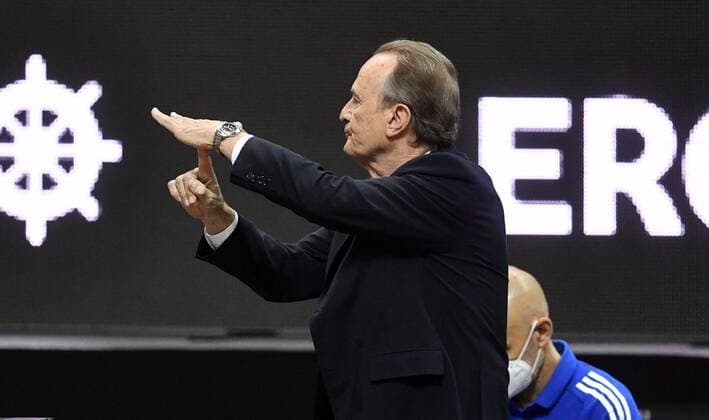 Aito Garcia Reneses trainer ALBA , indicates a time-out at ALBA Berlin FC Barcelona Basketball Basketball, Turkish Airlines Euroleague, Group stage, preliminary round, men, men, men, men, season 2020 2021 Berlin, 5 11 2020 Mercedes Benz Arena