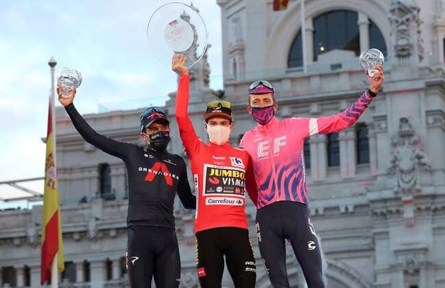 (L-R) Ecuadorian rider Richard Carapaz, of Ineos Grenadiers team, second place; Slovenian rider Primoz Roglic, of Jumbo-Visma team, first place; and British Hugh Carthy, of EF Pro Cycling, third place, celebrate on the podium following the final stage of the Vuelta a Espana 2020 cycling race, a 124.2 km race from La Zarzuela horse racecourse to Madrid, central Spain, 08 November 2020. Vuelta a Espana 2020 - Final stage !ACHTUNG: NUR REDAKTIONELLE NUTZUNG! Copyright: xKikoxHuescax GRAF6410 20201108-637404555967012642