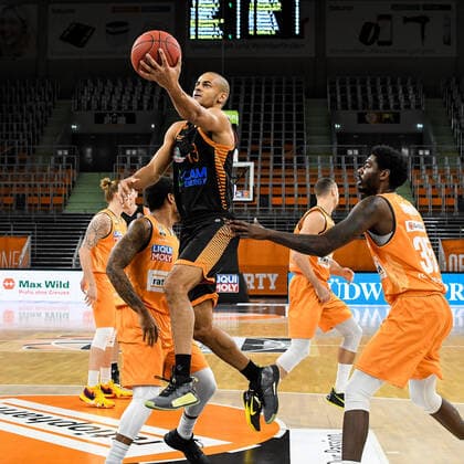 GER, BBL, ratiopharm ulm vs RASTA Vechta 06 12 2020, ratiopharm arena, Neu Ulm, GER, BBL, ratiopharm ulm vs RASTA Vechta, in the picture Jean Salumu Vechta, 13 goes to the basket, Aric Holman Ulm, 35 nordphotoxHafner nph00200