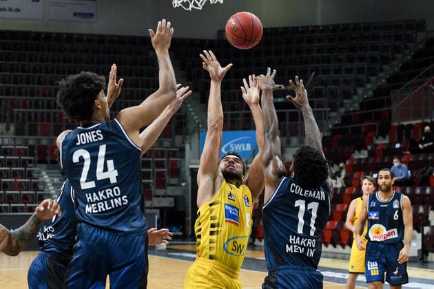 Elias Harris MHP Riesen Ludwigsburg at the basket, Tim Coleman HAKRO Merlins Crailsheim and Jeremy Jones HAKRO Merlins Crailsheim defend, GER, MHP Riesen Ludwigsburg vs. HAKRO Merlins Crailsheim, 06 12 2020, 5 matchday easycredit Basketball Bundesliga, season 2020 2021 GER, MHP Riesen Ludwigsburg vs. HAKRO Merlins Crailsheim, 06 12 2020, 5 matchday easycredit Basketball Bundesliga, season 2020 2021 Ludwigsburg Copyright: xMemmlerx Eibner-Pressefotox EP_mmr