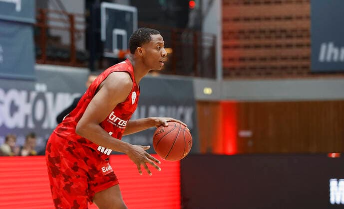s Oliver Wuerzburg vs. Basketball Loewen Braunschweig, Basketball, BBL Germany, Wuerzburg, s Oliver Arena, 06 12 2020, emspor, emonline, despor, deonline, s Oliver Wuerzburg vs. Basketball Loewen Braunschweig, Basketball, BBL Picture v left Justin Sears s Oliver Wuerzburg Editorial Use ONLY Wuerzburg s Oliver Arena Bayern Germany Poolfoto HMB Media Heiko Becker Pool ,EDITORIAL USE ONLY