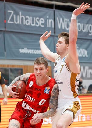 s Oliver Wuerzburg vs. Basketball Loewen Braunschweig, Basketball, BBL Germany, Wuerzburg, s Oliver Arena, 06 12 2020, emspor, emonline, despor, deonline, s Oliver Wuerzburg vs. Basketball Loewen Braunschweig, Basketball, BBL Bild v li Micah Downs s Oliver Wuerzburg and Lukas Meisner Basketball Loewen Braunschweig Editorial Use ONLY Wuerzburg s Oliver Arena Bayern Germany Poolfoto HMB Media Heiko Becker Pool ,EDITORIAL USE ONLY