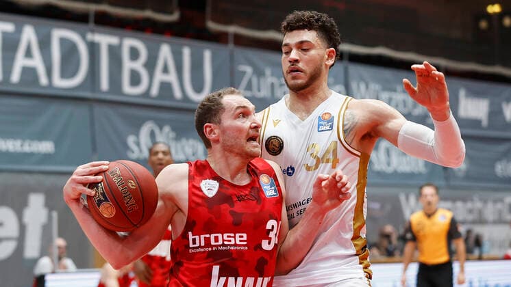 s Oliver Wuerzburg vs Basketball Loewen Braunschweig, Basketball, BBL Germany, Wuerzburg, s Oliver Arena, 06 12 2020, emspor, emonline, despor, deonline, s Oliver Wuerzburg vs Basketball Loewen Braunschweig, Basketball, BBL Bild v left Felix Hoffmann s Oliver Wuerzburg and Gavin Schilling Basketball Loewen Braunschweig Editorial Use ONLY Wuerzburg s Oliver Arena Bayern Germany Poolfoto HMB Media Heiko Becker Pool ,EDITORIAL USE ONLY