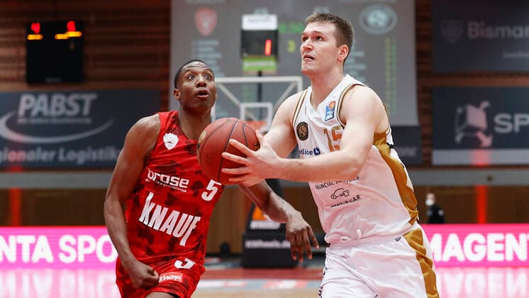 s Oliver Wuerzburg vs. Basketball Loewen Braunschweig, Basketball, BBL Germany, Wuerzburg, s Oliver Arena, 06 12 2020, emspor, emonline, despor, deonline, s Oliver Wuerzburg vs. Basketball Loewen Braunschweig, Basketball, BBL Bild v left Justin Sears s Oliver Wuerzburg and Martin Peterka Basketball Loewen Braunschweig Editorial Use ONLY Wuerzburg s Oliver Arena Bayern Germany Poolfoto HMB Media Heiko Becker Pool ,EDITORIAL USE ONLY