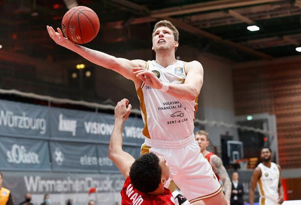 s Oliver Wuerzburg vs. Basketball Loewen Braunschweig, Basketball, BBL Germany, Wuerzburg, s Oliver Arena, 06 12 2020, emspor, emonline, despor, deonline, s Oliver Wuerzburg vs. Basketball Loewen Braunschweig, Basketball, BBL Bild v left Tyson Ward s Oliver Wuerzburg and Lukas Meisner Basketball Loewen Braunschweig Editorial Use ONLY Wuerzburg s Oliver Arena Bayern Germany Poolfoto HMB Media Heiko Becker Pool ,EDITORIAL USE ONLY