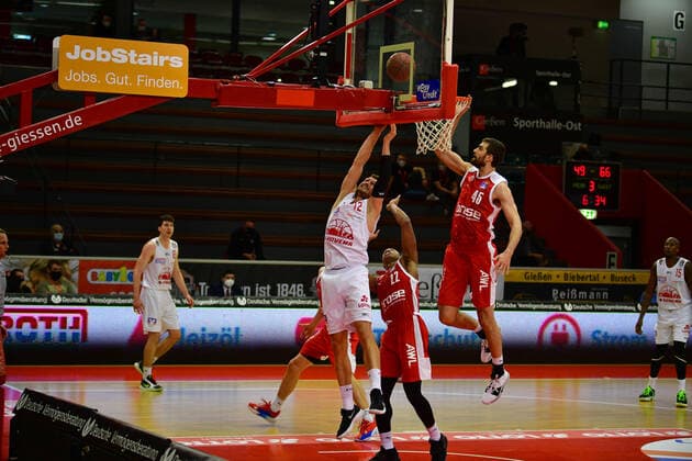06 12 2020, xbrx, Basketball BBL Bundesliga, Giessen 46ers Brose Bamberg emspor, v l attack, on attack, lay-up, judge, Johannes 12 Giessen 46ers , Defence, defended, Kravish, David 45 brose Bamberg , Hall, Devon 22 brose Bamberg Giessen