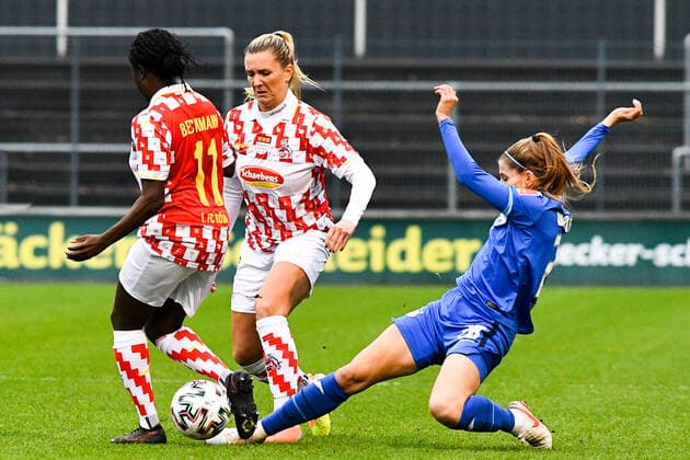 From left to right Eunice Beckmann Cologne, 11 , Rachel Rinast Cologne, 31 , Tabea Waßmuth TSG, 28 , Dreikampf, Duell, duel, tackle, tackling, dynamics, action, action, 06 12 2020, Cologne Germany , Soccer, DFB Pokal Frauen, Quarterfinal, 1 FC Köln TSG Hoffenheim, DFB DFL REGULATIONS PROHIBIT ANY USE OF PHOTOGRAPHS AS IMAGE SEQUENCES AND OR QUASI VIDEO xmhx