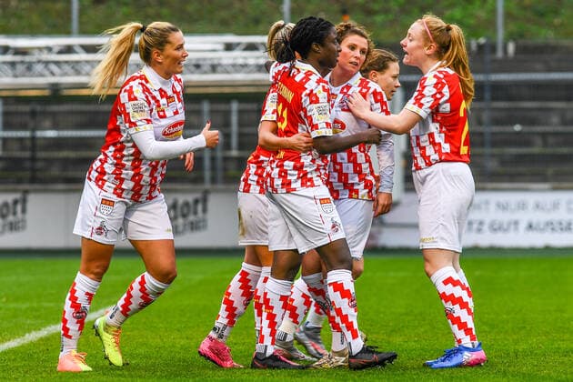 The players of the 1 FC Köln cheer the 1 1 by Mandy Islacker Köln, 8, covered, cheer about a goal, cheer, cheer, celebrating the goal, goal, celebration, cheer about the goal, optimistic, Action, Action, 06 12 2020, Cologne Germany , Football, DFB Pokal Frauen, Round of 16, 1 FC Köln TSG Hoffenheim, DFB DFL REGULATIONS PROHIBIT ANY USE OF PHOTOGRAPHS AS IMAGE SEQUENCES AND OR QUASI VIDEO xmhx