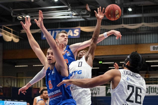 Basketball, Men, BBL, 5 Matchday, 06 12 2020, SYNTAINICS MBC Hamburg Towers, from l Marko Krstanovic MBC, 6 , Philipp Hartwich MBC, 12 , TJ Shorts Hamburg, 0 , Marvin Ogunsipe Hamburg, 26 GER, BBL, Basketball, Men, SYNTAINICS MBC Hamburg Towers, 06 12 2020, Weissenfels Copyright: xSchulz Eibner-Pressefotox ep_esz