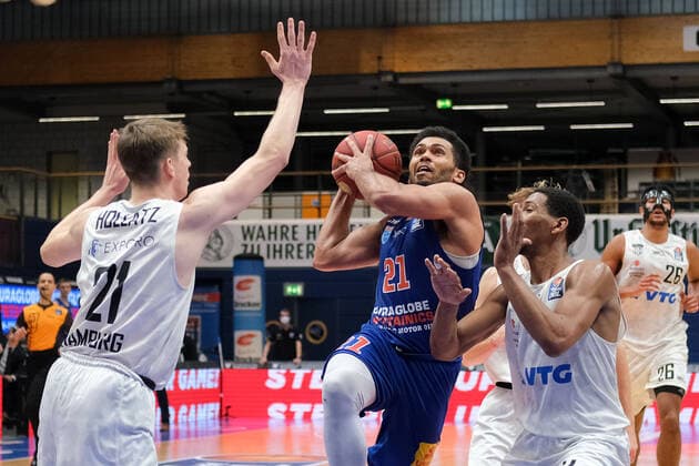 Basketball, Men, BBL, 5 Matchday, 06 12 2020, SYNTAINICS MBC Hamburg Towers, from l Justus Hollatz Hamburg, 21 , Quinton Hooker MBC, 21 , Kameron Taylor Hamburg, 7 GER, BBL, Basketball, Men, SYNTAINICS MBC Hamburg Towers, 06 12 2020, Weissenfels Copyright: xSchulz Eibner-Pressefotox ep_esz