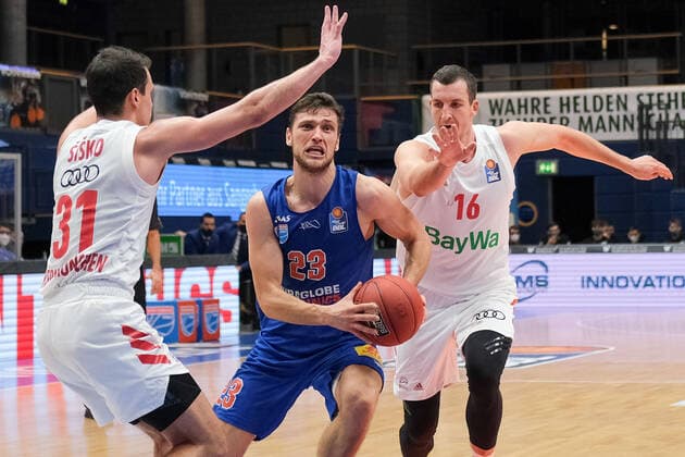Basketball, Men, BBL, 4 Matchday, 08 12 2020, SYNTAINICS MBC FC Bayern Muenchen, from l Zan Mark Sisko FCBB, 31 , Michal Michalak MBC, 23 , Paul Zipser FCBB, 16 GER, BBL, Basketball, Men, SYNTAINICS MBC FC Bayern Muenchen, 08 12 2020, Weissenfels Copyright: xSchulz Eibner-Pressefotox ep_esz
