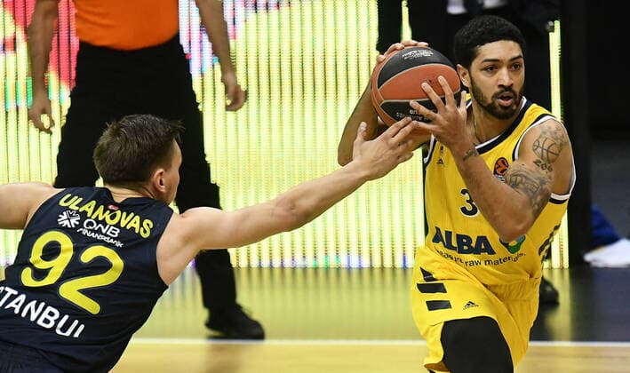 Peyton Siva ALBA , with ball, left Edgaras Ulanovas Istanbul , ALBA Berlin Fenerbahce Istanbul Basketball, Turkish Airlines Euroleague, Group stage, preliminary round, men, men, men, men, season 2020 2021 Berlin, 10 12 2020 Mercedes Benz Arena