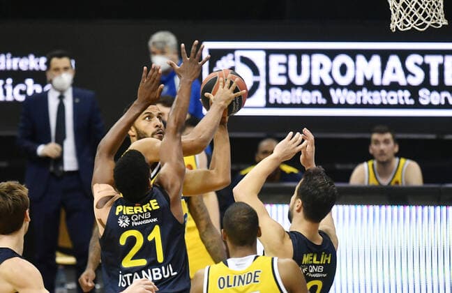 Johannes Thiemann ALBA , at the throw, in front Dyshawn Pierre Istanbul , Melih Mahmutoglu Istanbul , Louis Olinde ALBA , ALBA Berlin Fenerbahce Istanbul Basketball, Turkish Airlines Euroleague, Group stage, preliminary round, men, men, men, men, season 2020 2021 Berlin, 10 12 2020 Mercedes Benz Arena