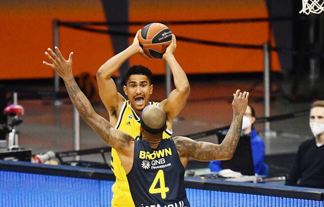 Maodo Lo ALBA , with ball, in front Lorenzo Brown Istanbul , ALBA Berlin Fenerbahce Istanbul Basketball, Turkish Airlines Euroleague, Group stage, preliminary round, men, men, men, men, season 2020 2021 Berlin, 10 12 2020 Mercedes Benz Arena