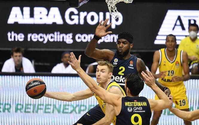 Niels Giffey ALBA , at the pass, in front Leo Westermann Istanbul , in the back Johnny Hamilton Istanbul , ALBA Berlin Fenerbahce Istanbul Basketball, Turkish Airlines Euroleague, Group stage, preliminary round, men, men, men, men, season 2020 2021 Berlin, 10 12 2020 Mercedes Benz Arena