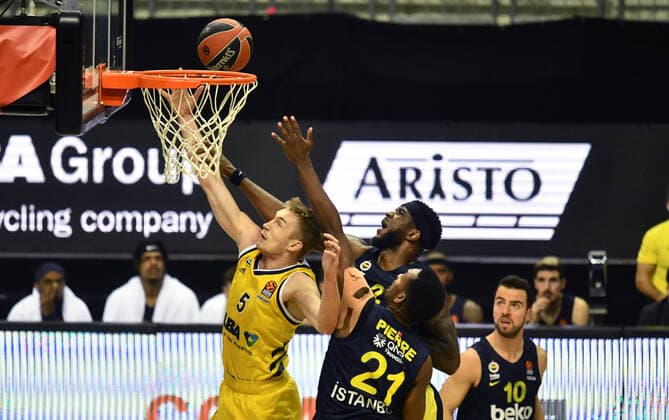 Niels Giffey ALBA , and Dyshawn Pierre Istanbul , ALBA Berlin Fenerbahce Istanbul Basketball, Turkish Airlines Euroleague, Group stage, Preliminary round, Men, Men, Men, Men, Men, Season 2020 2021 Berlin, 10 12 2020 Mercedes Benz Arena