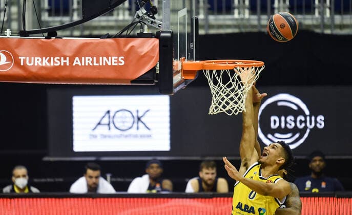 Maodo Lo ALBA , throwing at the basket ALBA Berlin Fenerbahce Istanbul Basketball, Turkish Airlines Euroleague, group stage, preliminary round, men, men, men, men, season 2020 2021 Berlin, 10 12 2020 Mercedes Benz Arena