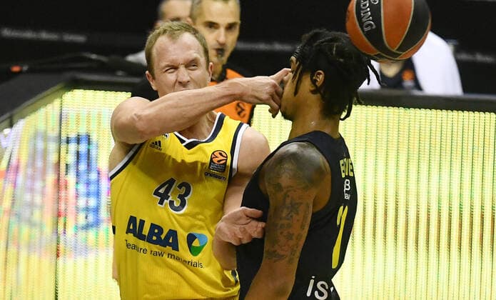 An example of a false impression due to perspective distortion, One believes Luke Sikma ALBA , gives Johnny Hamilton Istanbul , a hook to the chin, of course not ALBA Berlin Fenerbahce Istanbul Basketball, Turkish Airlines Euroleague, Group stage, preliminary round, men, men, men, men, season 2020 2021 Berlin, 10 12 2020 Mercedes Benz Arena