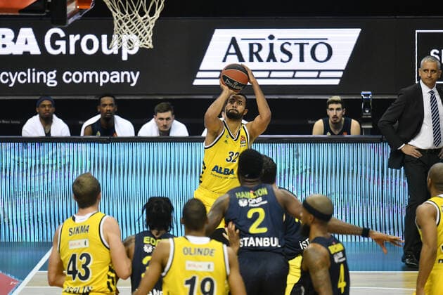 Johannes Thiemann ALBA , throwing ALBA Berlin Fenerbahce Istanbul Basketball, Turkish Airlines Euroleague, group stage, preliminary round, men, men, men, men, men, season 2020 2021 Berlin, 10 12 2020 Mercedes Benz Arena