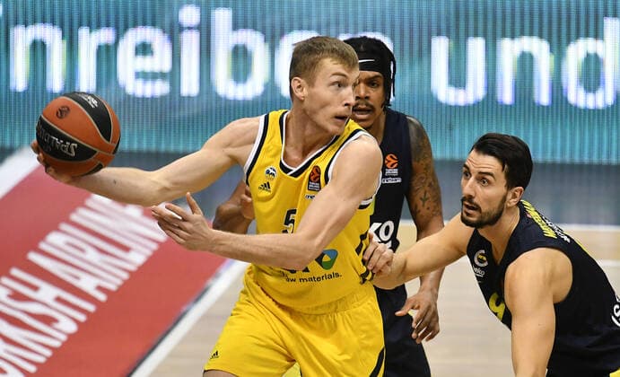 Niels Giffey ALBA , with ball, right Leo Westermann Istanbul , back Johnny Hamilton Istanbul , ALBA Berlin Fenerbahce Istanbul Basketball, Turkish Airlines Euroleague, Group stage, preliminary round, men, men, men, men, season 2020 2021 Berlin, 10 12 2020 Mercedes Benz Arena