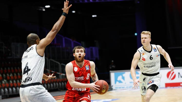 Germany, Chemnitz, Messe Chemnitz, 12 12 2020, emspor, emonline, despor, deonline, NINERS Chemnitz vs s Oliver Wuerzburg, Basketball, BBL Bild v li Virgil Matthews NINERS Chemnitz , Tayler Persons s Oliver Wuerzburg and Luis Figge NINERS Chemnitz DFL REGULATIONS PROHIBIT ANY USE OF PHOTOGRAPHS AS IMAGE SEQUENCES AND OR QUASI VIDEO Copyright: HMBxMedia xHeikoxBecker