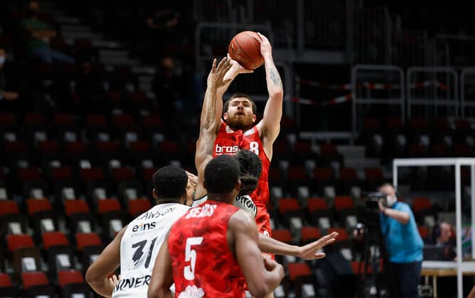 Germany, Chemnitz, Messe Chemnitz, 12 12 2020, emspor, emonline, despor, deonline, NINERS Chemnitz vs s Oliver Wuerzburg, Basketball, BBL Picture from left Joseph Lawson III NINERS Chemnitz , Marcus Thornton NINERS Chemnitz , Justin Sears s Oliver Wuerzburg and Tayler Persons s Oliver Wuerzburg at the litter DFL REGULATIONS PROHIBIT ANY USE OF PHOTOGRAPHS AS IMAGE SEQUENCES AND OR QUASI VIDEO Copyright: HMBxMedia xHeikoxBecker