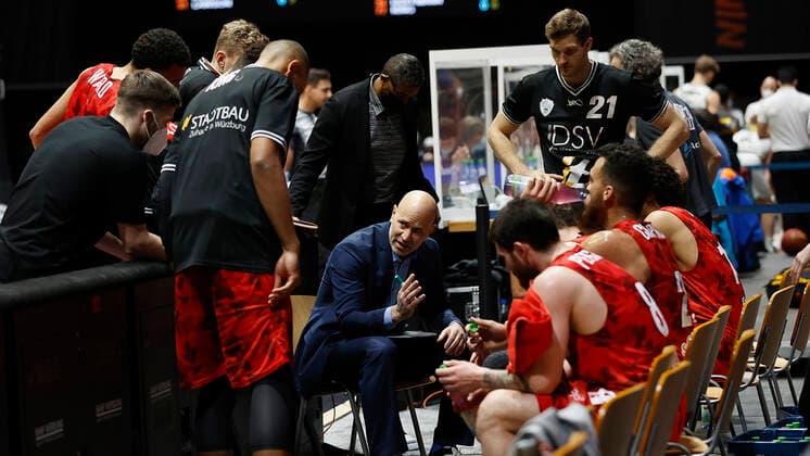 Germany, Chemnitz, Messe Chemnitz, 12 12 2020, emspor, emonline, despor, deonline, NINERS Chemnitz vs s Oliver Wuerzburg, Basketball, BBL Picture vs li Time-out with head coach Denis Wucherer s Oliver Wuerzburg DFL REGULATIONS PROHIBIT ANY USE OF PHOTOGRAPHS AS IMAGE SEQUENCES AND OR QUASI VIDEO Copyright: HMBxMedia xHeikoxBecker