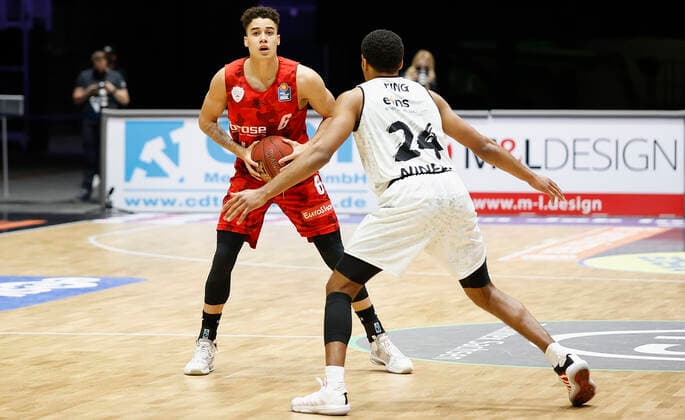 Germany, Chemnitz, Messe Chemnitz, 12 12 2020, emspor, emonline, despor, deonline, NINERS Chemnitz vs s Oliver Wuerzburg, Basketball, BBL Bild v li Joshua Obiesie s Oliver Wuerzburg and George King NINERS Chemnitz DFL REGULATIONS PROHIBIT ANY USE OF PHOTOGRAPHS AS IMAGE SEQUENCES AND OR QUASI VIDEO Copyright: HMBxMedia xHeikoxBecker