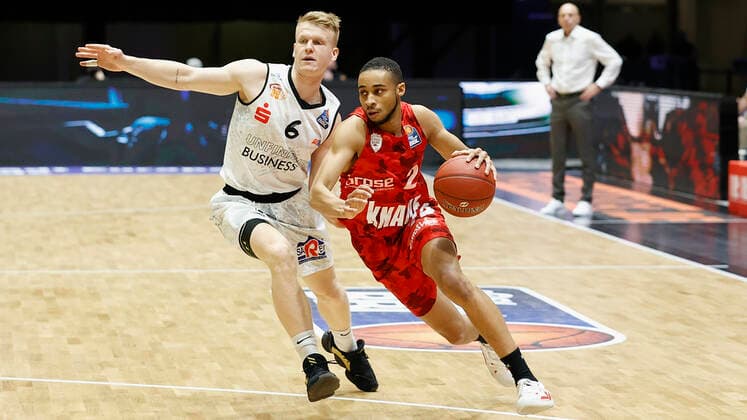 Germany, Chemnitz, Messe Chemnitz, 12 12 2020, emspor, emonline, despor, deonline, NINERS Chemnitz vs s Oliver Wuerzburg, Basketball, BBL Bild v li Luis Figge NINERS Chemnitz and Cameron Hunt s Oliver Wuerzburg DFL REGULATIONS PROHIBIT ANY USE OF PHOTOGRAPHS AS IMAGE SEQUENCES AND OR QUASI VIDEO Copyright: HMBxMedia xHeikoxBecker