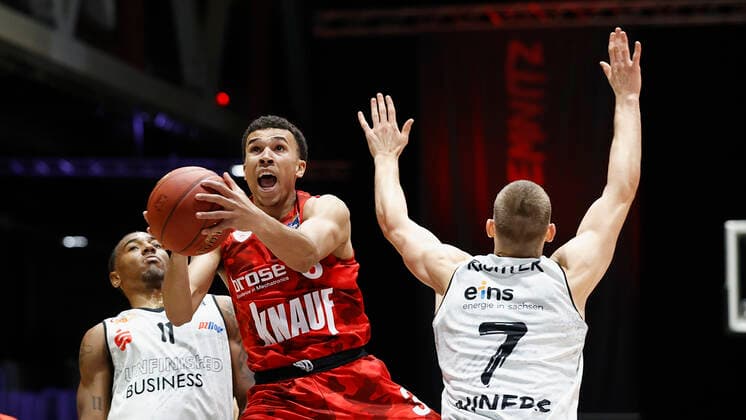 Germany, Chemnitz, Messe Chemnitz, 12 12 2020, emspor, emonline, despor, deonline, NINERS Chemnitz vs s Oliver Wuerzburg, Basketball, BBL Bild v li Isiaha Mike NINERS Chemnitz , Tyson Ward s Oliver Wuerzburg and Jonas Richter NINERS Chemnitz DFL REGULATIONS PROHIBIT ANY USE OF PHOTOGRAPHS AS IMAGE SEQUENCES AND OR QUASI VIDEO Copyright: HMBxMedia xHeikoxBecker