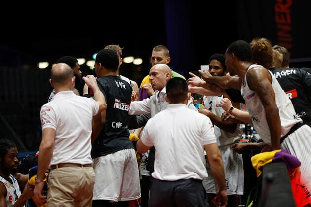 Germany, Chemnitz, Messe Chemnitz, 12 12 2020, emspor, emonline, despor, deonline, NINERS Chemnitz vs s Oliver Wuerzburg, Basketball, BBL Bild v li Head Coach Rodrigo Pastore NINERS Chemnitz gives instructions in a time-out DFL REGULATIONS PROHIBIT ANY USE OF PHOTOGRAPHS AS IMAGE SEQUENCES AND OR QUASI VIDEO Copyright: HMBxMedia xHeikoxBecker
