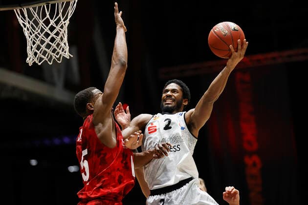 Germany, Chemnitz, Messe Chemnitz, 12 12 2020, emspor, emonline, despor, deonline, NINERS Chemnitz vs s Oliver Wuerzburg, Basketball, BBL Bild v li Justin Sears s Oliver Wuerzburg and Terrell Harris NINERS Chemnitz DFL REGULATIONS PROHIBIT ANY USE OF PHOTOGRAPHS AS IMAGE SEQUENCES AND OR QUASI VIDEO Copyright: HMBxMedia xHeikoxBecker