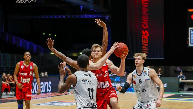 Germany , Chemnitz, Messe Chemnitz, 12 12 2020, emspor, emonline, despor, deonline, NINERS Chemnitz vs s Oliver Wuerzburg, easyCredit BBL, 6 Matchday Bild v l Justin Sears s Oliver Wuerzburg , Isiaha Mike NINERS Chemnitz , Florian Koch s Oliver Wuerzburg and Jan Niklas Wimberg NINERS Chemnitz DFL REGULATIONS PROHIBIT ANY USE OF PHOTOGRAPHS AS IMAGE SEQUENCES AND OR QUASI VIDEO Copyright: HMBxMedia JulienxBecker
