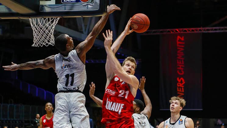 Germany , Chemnitz, Messe Chemnitz, 12 12 2020, emspor, emonline, despor, deonline, NINERS Chemnitz vs s Oliver Wuerzburg, easyCredit BBL, 6 Matchday Bild v l Isiaha Mike NINERS Chemnitz , Florian Koch s Oliver Wuerzburg , Joseph Lawson III NINERS Chemnitz and Jan Niklas Wimberg NINERS Chemnitz DFL REGULATIONS PROHIBIT ANY USE OF PHOTOGRAPHS AS IMAGE SEQUENCES AND OR QUASI VIDEO Copyright: HMBxMedia JulienxBecker