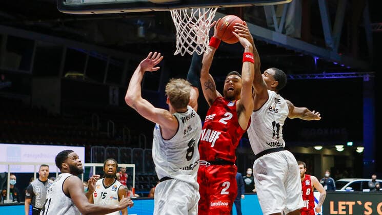 Germany , Chemnitz, Messe Chemnitz, 12 12 2020, emspor, emonline, despor, deonline, NINERS Chemnitz vs s Oliver Wuerzburg, easyCredit BBL, 6 Matchday Picture from l Joseph Lawson III NINERS Chemnitz , Marcus Thornton NINERS Chemnitz , Jan Niklas Wimberg NINERS Chemnitz , Brekkott Chapman s Oliver Wuerzburg with the lay-up, Isiaha Mike NINERS Chemnitz and Tayler Persons s Oliver Wuerzburg DFL REGULATIONS PROHIBIT ANY USE OF PHOTOGRAPHS AS IMAGE SEQUENCES AND OR QUASI VIDEO Copyright: HMBxMedia JulienxBecker