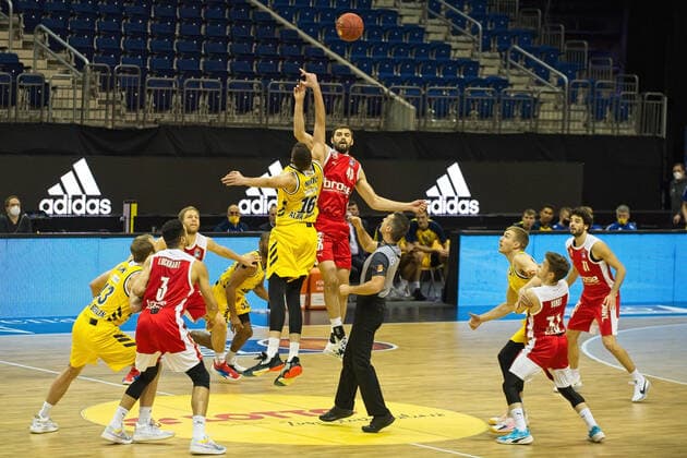 v l Kresimir Nikic Alba, David Kravish Brose Bamberg, Tipoff, Game before empty ranks 13 12 2020, BBL, Alba Berlin vs Brose Bamberg, in the Mercedes Benz Arena, GER, Berlin, 13 12 2020, BBL, Alba Berlin vs Brose Bamberg Berlin Copyright: xUwexKoch xEibner-Pressefotox EP_ukh